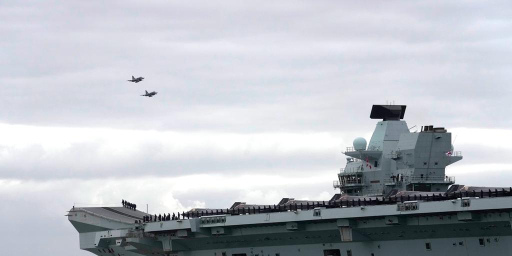 .@HMSQNLZ arrived in 🇸🇪Gothenburg this morning. Welcomed by flypast of JAS 39 Grippens

#UKCSG23 #JEFtogether 

gp.se/nyheter/götebo…