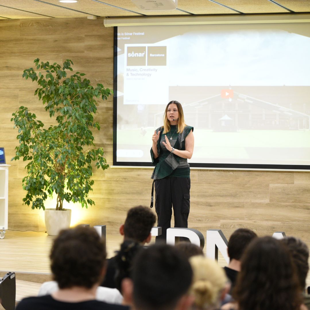 ILERNAfp's tweet photo. L'Antònia ens va oferir la xerrada “Sobrevolant el Sonar+D”, on vam conèixer de primera mà els highlights del Sónar Festival.
L'alumnat del CFGS de Realització de Projectes Audiovisuals i Espectacles va dur a terme l'streaming de la xerrada 📹
#ILERNALleida #IntangibleFest https://t.co/010xnbKMKo