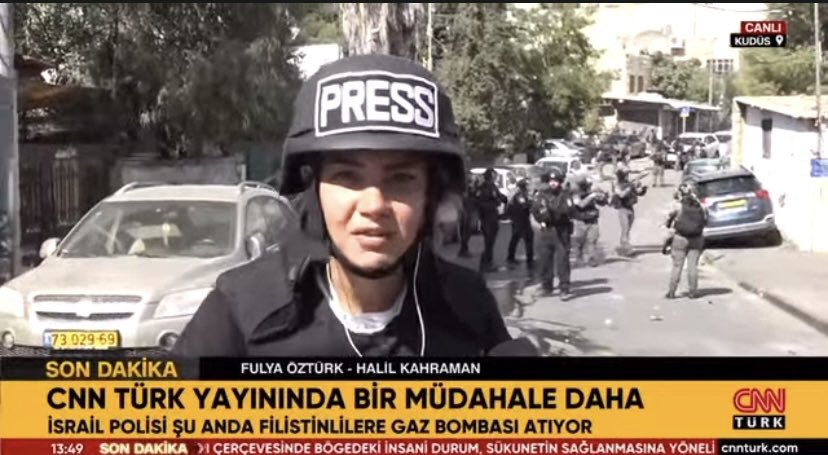 Cuma namazı kılmak isteyen müslümanlara gaz bombası ile müdahale ediliyor 
<a href="/Fullyaozturk/">Fulya Öztürk</a> ve <a href="/halilkahraman/">H. İbrahim Kahraman</a> da gaz bombasından etkilendi İsrail polisinin müdahalesine rağmen canlı yayına devam edip İsrail’in Filistin halkına yaptıklarını an be an gösterdiler.