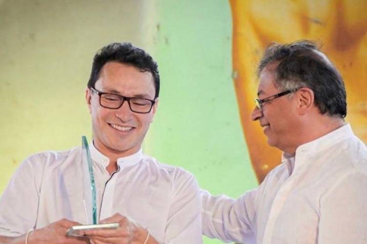 vanguardiacom's tweet photo. Al mismo estilo de Daniel Quintero, el Gobernador del Magdalena, Carlos Caicedo, renunció a su cargo.

Su salida se daría para impulsar candidaturas para las elecciones regionales → https://t.co/g5qQYPFPlW https://t.co/pQYRZnBcgP