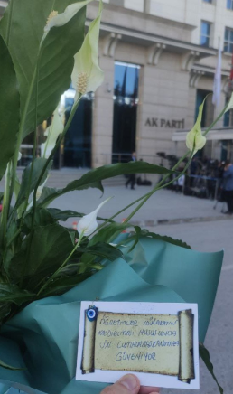 Yasingrms0's tweet photo. Atama bekleyen öğretmenlerimiz, mülakatın kaldırılması için Sayın Cumhurbaşkanımıza çiçek gönderdiler.

Bu arkadaşları kırmak olmaz Sn. @RTErdogan :)