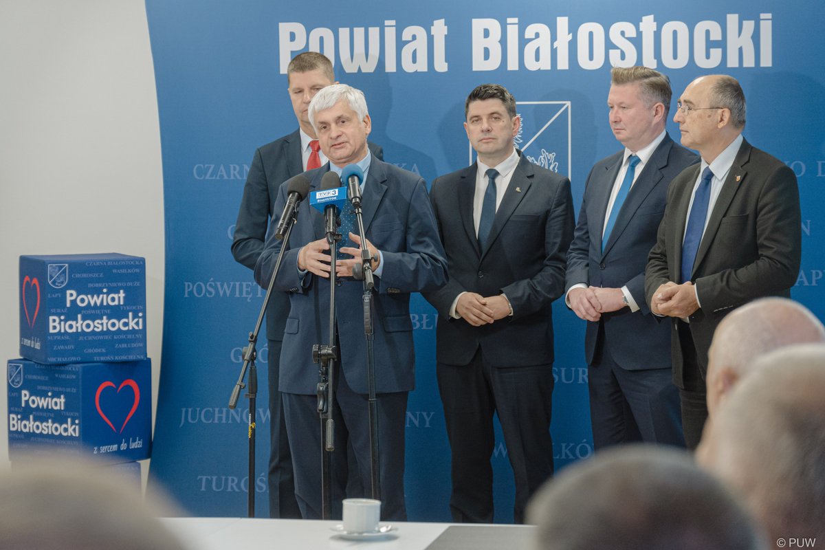 PodlaskiUW's tweet photo. ✅ Rządowy Program Inwestycji Strategicznych zmienia #podlaskie gminy i powiaty! Dziś w Starostwie Powiatowym w Białymstoku symboliczne czeki z dofinansowaniem samorządowcom z terenu powiatu wręczyli wiceminister @D_Piontkowski, senator @MariuszGromko oraz wojewoda @B_Paszkowski. https://t.co/jXiPzKmyKh