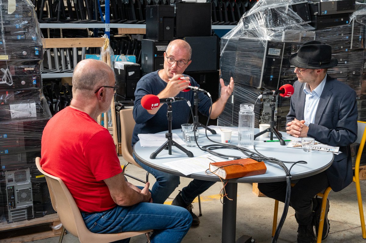 RFI_eco's tweet photo. Quid du travail décent dans le monde ? Un outil face à la pauvreté et l'exclusion. Eco d'ici Eco d'ailleurs dans les locaux de @TaeNoisy @ATDQM avec @DeSchutterO Laurent Godin @BrunoFaureRFI @LeuRolf 🇨🇫@carrienooten 🇺🇸 @ChMuratet Diff samedi @RFI @RFIAfrique @RFImag Cc @OITinfo https://t.co/ywz2MYZ0vF