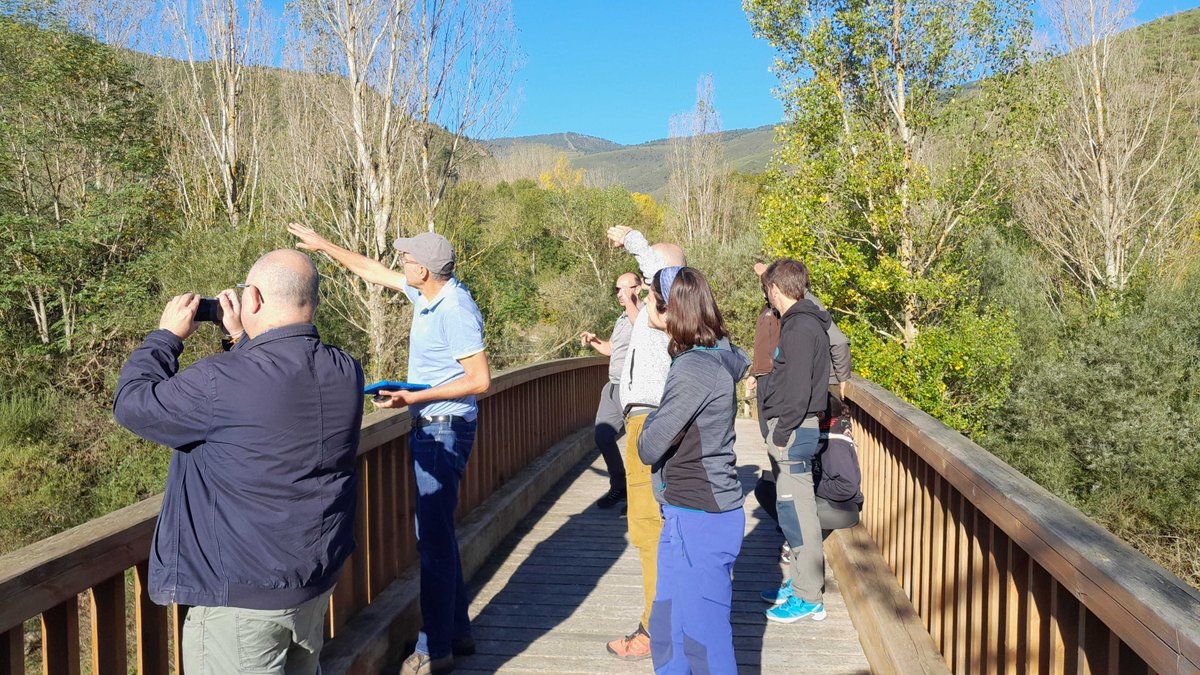 JorgeCanton5's tweet photo. Intensas jornadas de campo en La Rioja para implementar actuaciones de prevención y defensa contra #iiff, de la mano de los técnicos y #AAMM que gestionan el territorio, y miembros del dispositivo de extinción. Diferentes comarcas, diferentes casuísticas, diferentes soluciones. https://t.co/6QKF4H29em