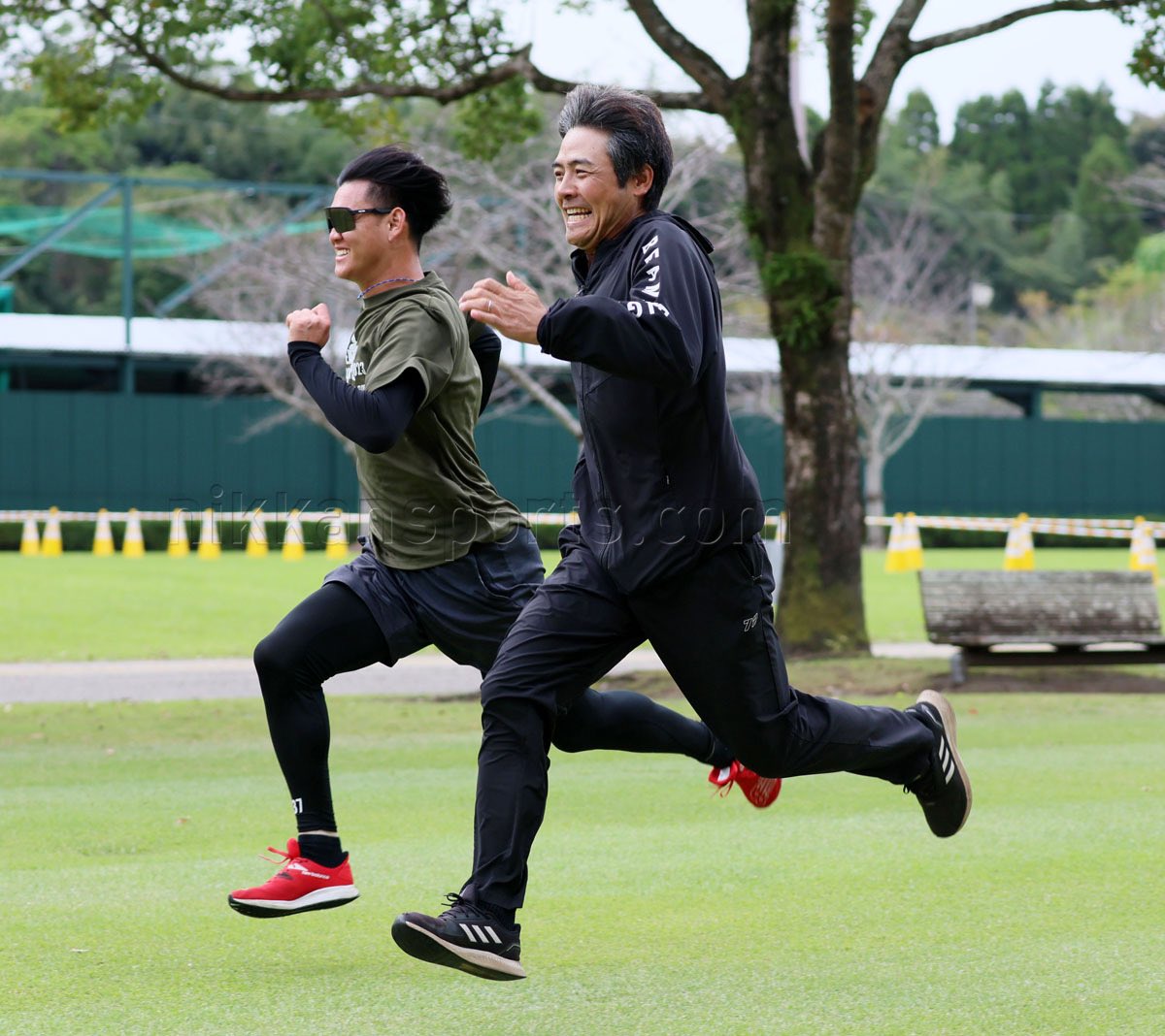 NikkanNaruohama's tweet photo. #及川雅貴 投手VS #江草仁貴 コーチのダッシュ対決in宮崎💨(ハンデあり？)
勝ったのは…👀 https://t.co/xWXiXfy3Ey