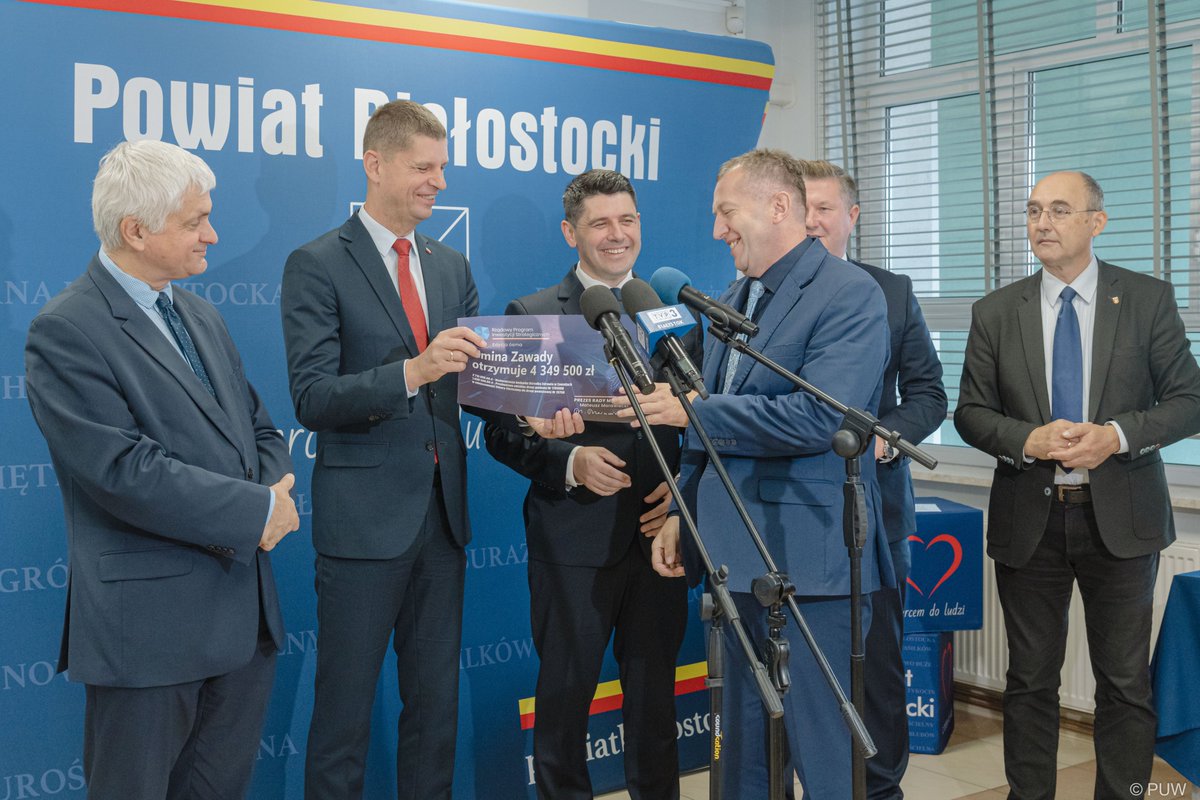 PodlaskiUW's tweet photo. ✅ Rządowy Program Inwestycji Strategicznych zmienia #podlaskie gminy i powiaty! Dziś w Starostwie Powiatowym w Białymstoku symboliczne czeki z dofinansowaniem samorządowcom z terenu powiatu wręczyli wiceminister @D_Piontkowski, senator @MariuszGromko oraz wojewoda @B_Paszkowski. https://t.co/jXiPzKmyKh