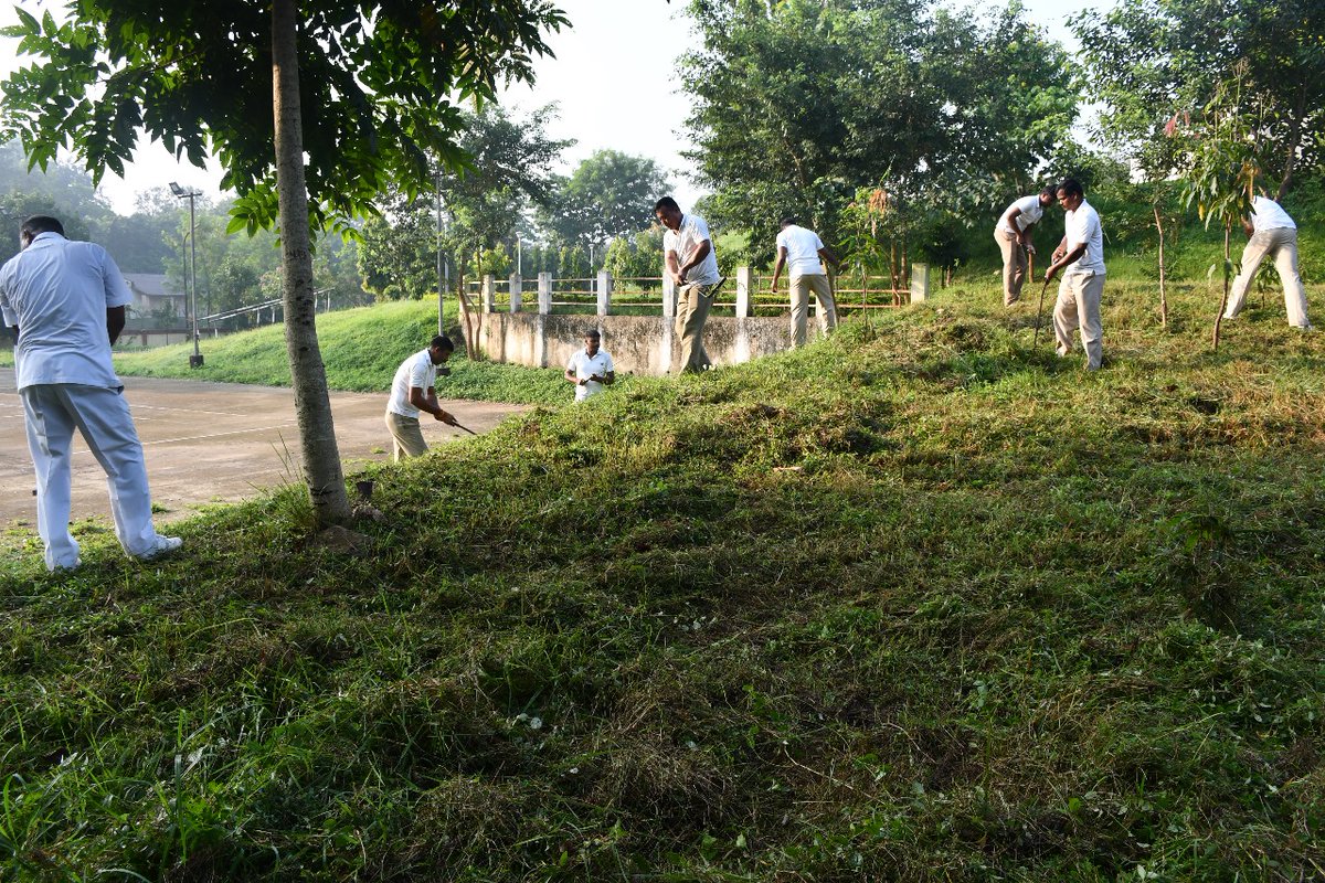 106BNRAF's tweet photo. #SwachhtaHiSeva 
#SpecialCampaigN3.0
#daprg _goi
आज दिनांक 13/10/2023 को 106 RAF के कमांडेंट डॉ. निशीत कुमार के मार्गदर्शन में राजपत्रित अधिकारी पारिवारिक निवास क्षेत्र में विशेष स्वच्छता अभियान 3.0 के तहत सफाई अभियान चलाया गया। https://t.co/M46km7VLh3