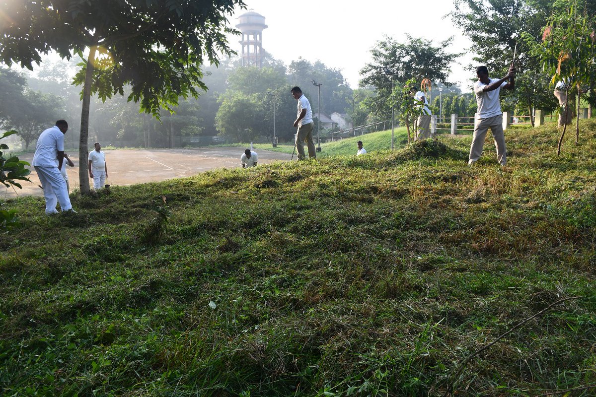 106BNRAF's tweet photo. #SwachhtaHiSeva 
#SpecialCampaigN3.0
#daprg _goi
आज दिनांक 13/10/2023 को 106 RAF के कमांडेंट डॉ. निशीत कुमार के मार्गदर्शन में राजपत्रित अधिकारी पारिवारिक निवास क्षेत्र में विशेष स्वच्छता अभियान 3.0 के तहत सफाई अभियान चलाया गया। https://t.co/M46km7VLh3