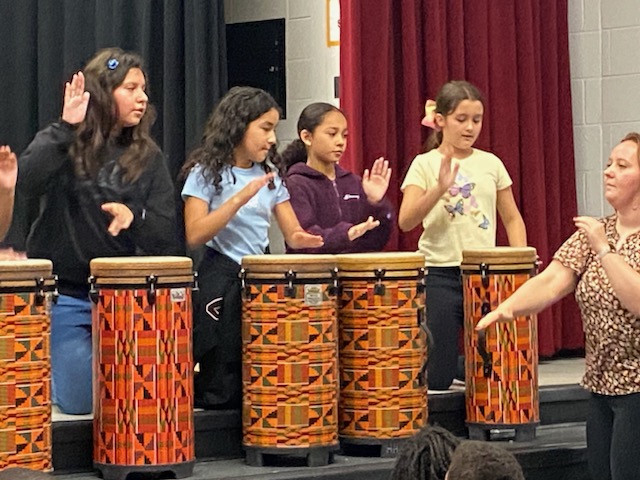 HarrHillSIPA's tweet photo. Our 5th graders did an awesome job at our Hispanic Heritage Fanfare! #HHLightning #HispanicHeritageMonth #PerformingArts @ltgoodnews @HHPrincipalStew https://t.co/VLql3ThsNL