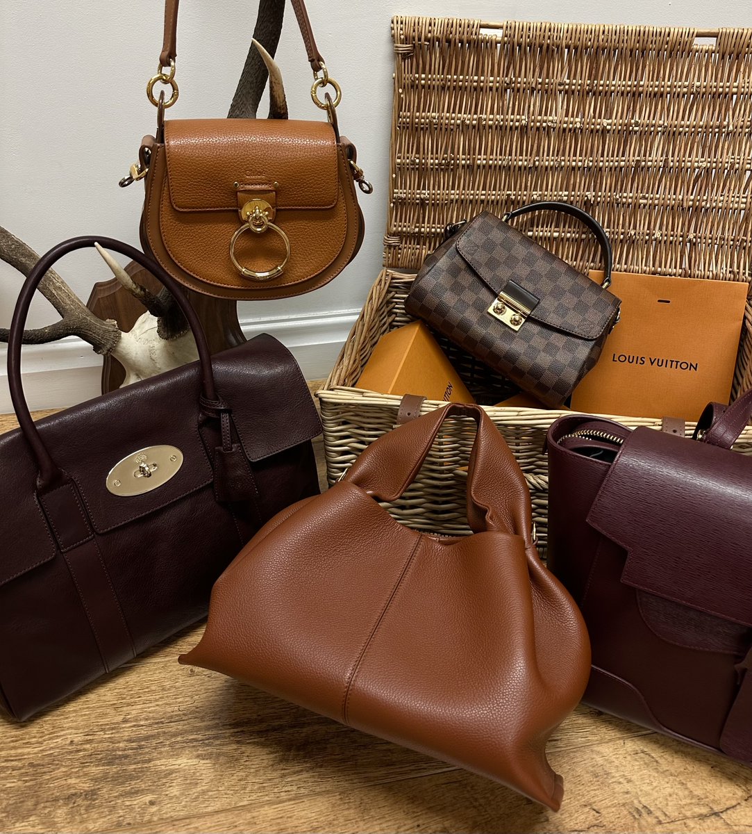 Please can Fall stay forever? 🤎🍂✨

Some of our favourite handbags to use during Autumn:
Mulberry Bayswater, Chloe Tess, Polène No.9, LV Croisette, Senreve Maestra

#fallfashion #handbags #autumnfashion