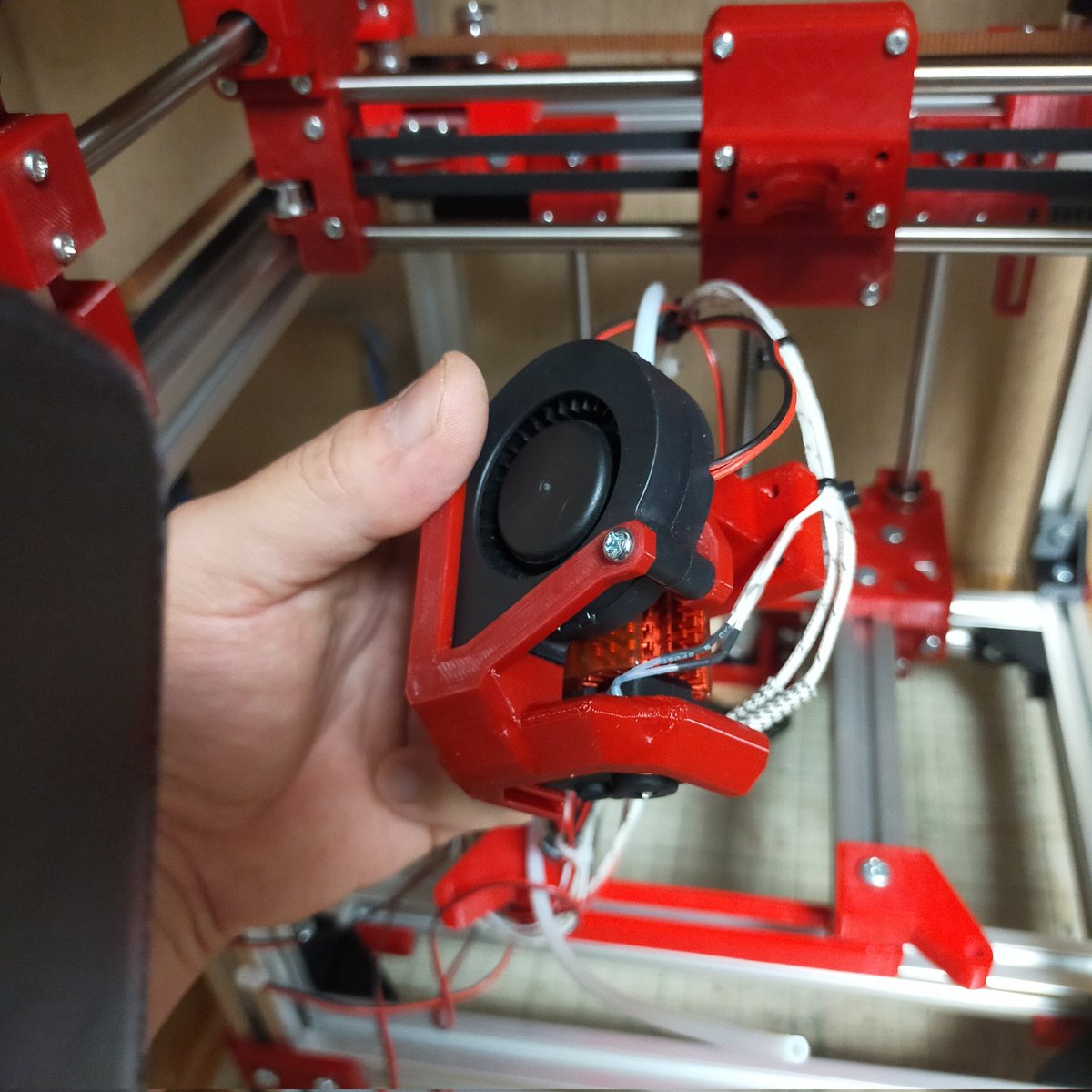 Cheru_San's tweet photo. 自作3DP DiGuDioのおまけデータを派生させた1例になります。
過度過ぎるオーバーハングとサポート必須、ネジ25mmと全てがコンセプト違反の悪い子ダクト君です。 https://t.co/4IZkCzQVZy