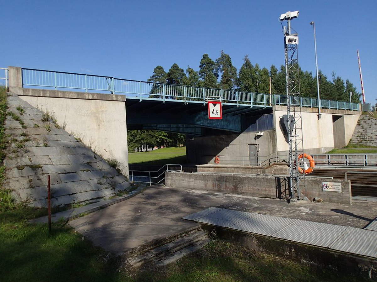 ⚠️ Varkaudessa valtatiellä 23 sijaitsevan Taipaleen kanavasillan liikennettä rajoitetaan toistaiseksi yhdelle kaistalle.

🔧 Sillan yhdestä teräspalkista löytyi rutiinitarkastuksessa vaurio, jonka korjaussuunnittelu alkaa heti.

Lue koko tiedote👇 
vayla.fi/-/varkaus-taip…