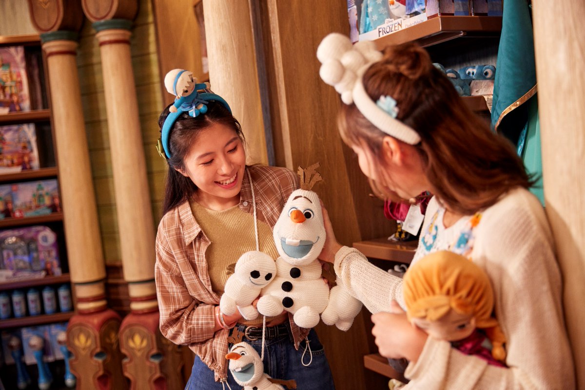 DisneyParks's tweet photo. ❄️ BIG NEWS BLOWOUT ❄️ We’re sharing everything you need to know before visiting #WorldofFrozen at Hong Kong Disneyland! Head over to the Disney Parks Blog for a complete guide to the land from attractions to food, shopping and MORE: https://t.co/At9akchkTC https://t.co/5RqW2Q6QqM