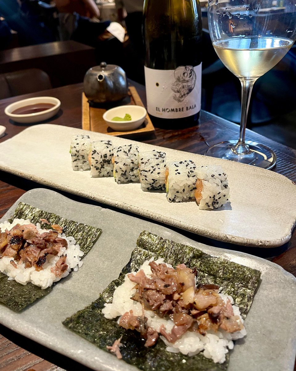 Hoy brindamos por el viernes con una copa El Hombre Bala Albillo Real 2022 y el fantástico sushi de Nomo Braganza. ¡Salud!