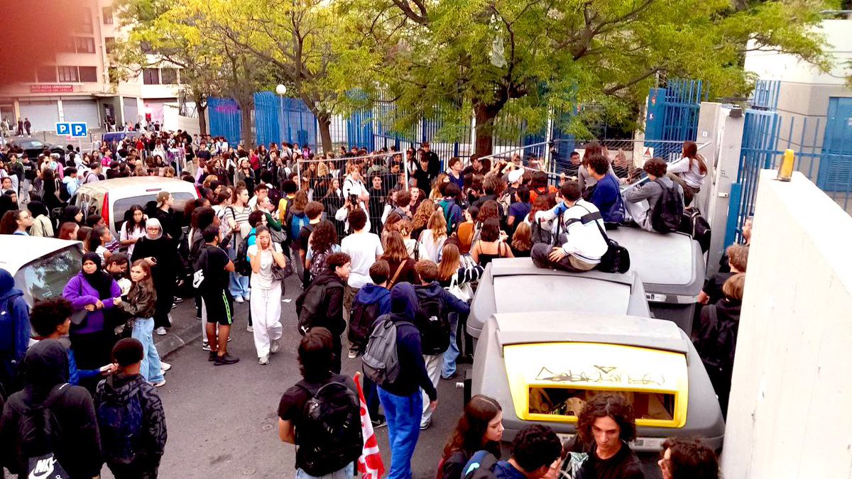 Les syndicalistes lycéens qui bloquaient les lycées depuis ce matin au nom du port de l’abaya, contre les « violences policières » et pour soutenir le Hamas vont-ils avoir un mot pour l’enseignant assassiné au nom de l’islamisme ?

Vont-ils se rendre compte des vrais dangers pour