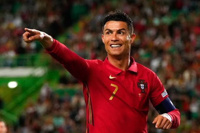 Cristiano Ronaldo NFT koleksiyonu geliyor!
CR7 ForeverZone koleksiyonu; 50 imzalı futbol topu ve 50 ve önceki Ronaldo işbirliklerinin özel NFT’lerini içeriyor. Koleksiyonda ayrıca, Ronaldo ile kişisel olarak buluşma ve antrenman yapma fırsatı sunan bir altın NFT bulunuyor. #CR7