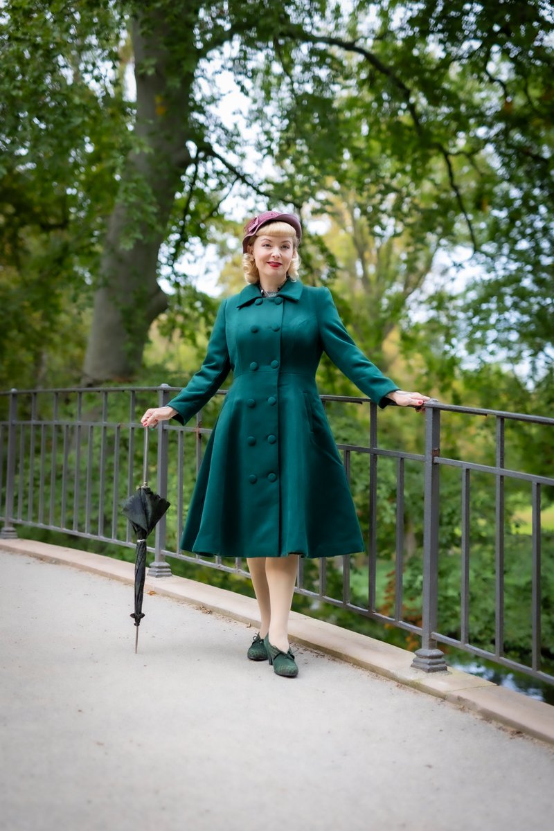 Cosy vibes in a classic style 💚

Model @ZsaMattsson  🌟
📸 by storm.noorwind_photography

#heartsandroses #heartsandrosesldn #heartsandroseslondon #retro #retrostyle #vintagestyle #1950sstyle #coat #swingcoat #wintercoat