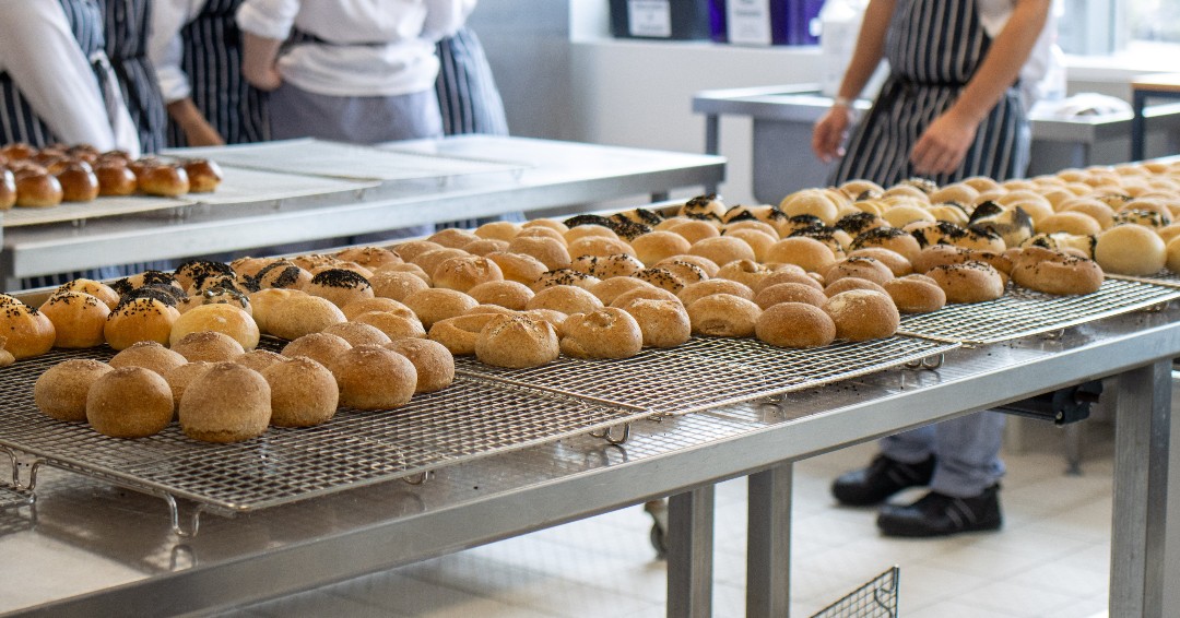 DonnyCollege's tweet image. Each week our Catering students create something different and sell the goods at a pop-up shop in the Waterfront Restaurant! This week they baked some delicious bread! 🍞

#CollegesWeek2023 #LoveOurColleges