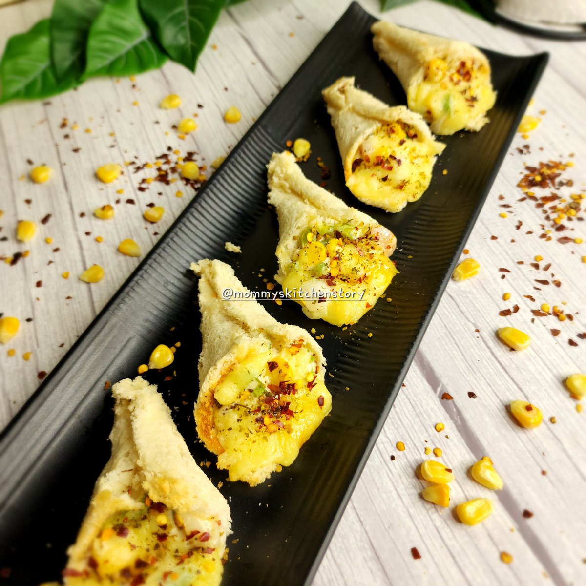 mommyskitchenst's tweet photo. 💥Trend Alert💥 Instant Pizza Cones recipe 😋 
Full recipe 👉https://t.co/sDtPpCrtlo https://t.co/BDfEbpJYJU