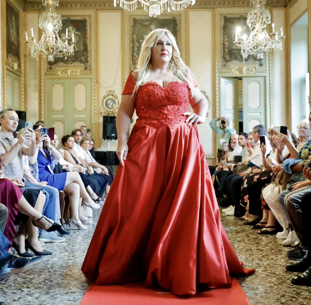 BlondLaura's tweet photo. Momenti di sfilata @GadoliniCouture #model #abitosposa
#atelier #curvymodel
#modacurvy  #modellaover 50 #collezione https://t.co/rs71CPWmPQ
