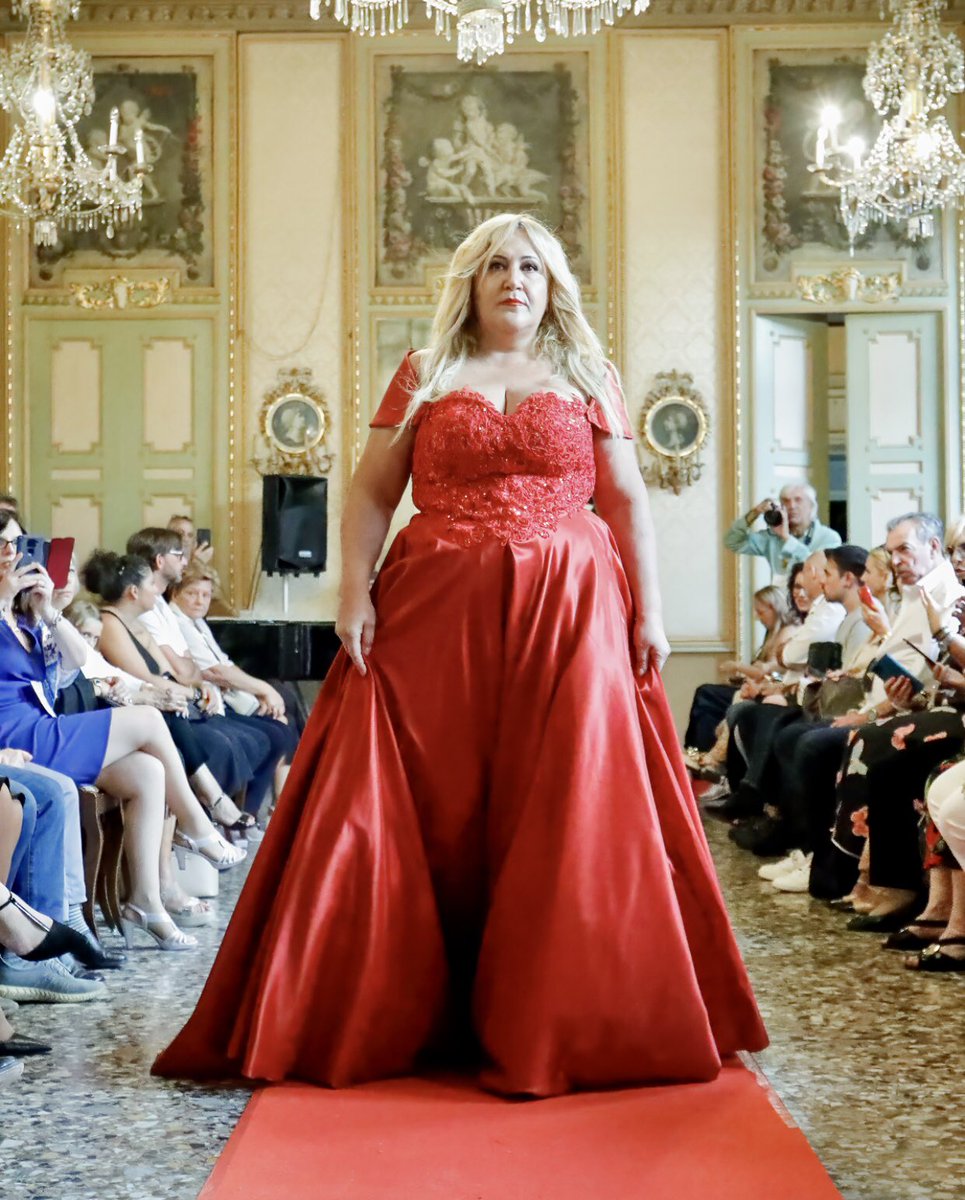 BlondLaura's tweet photo. Momenti di sfilata @GadoliniCouture #model #abitosposa
#atelier #curvymodel
#modacurvy  #modellaover 50 #collezione https://t.co/rs71CPWmPQ