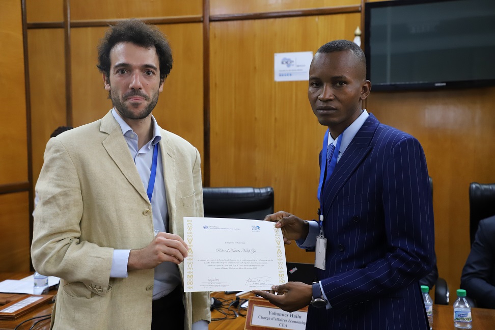 IDEPOfficial's tweet photo. La @ECA_OFFICIAL et la Fondation @RES4Africa ont lancé à Dakar🇸🇳, dans les locaux de @IDEPOfficial, un séminaire exécutif &amp; une formation technique sur les réformes politiques &amp; réglementaires pour l'accès à l'énergie en #Afrique

En savoir plus 👉🏿 https://t.co/2xRETbBTdU https://t.co/SAQ6n5yG6u
