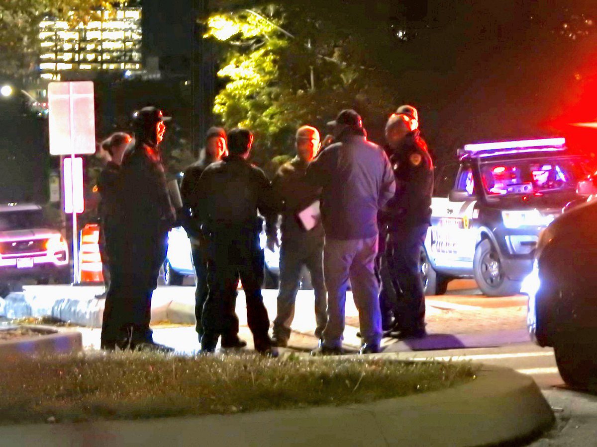 SLCScanner's tweet photo. #aOvernight Police investigate fatal shooting in downtown Salt Lake City https://t.co/gEyLs5angE via @GephardtDaily https://t.co/fDZc4JEpae