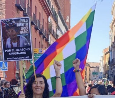 Manifestação em Madrid “Descolonicémonos 12 de octubre nada que celebrar”. Apoio aos povos indígenas do Brasil, contra a PL do genocidio #VetaTudoLulaPL2903 <a href="/LulaOficial/">Lula</a>