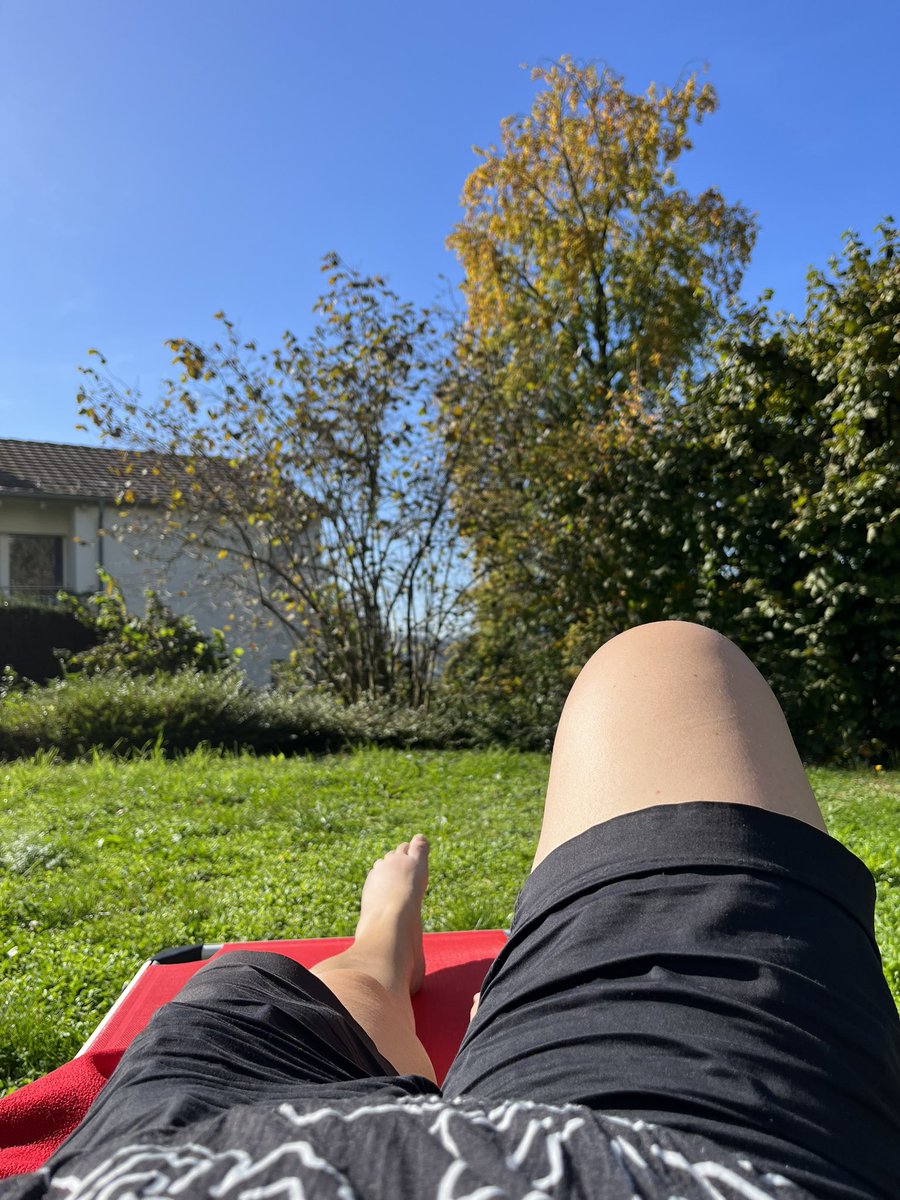 badecap's tweet photo. Freitag, der 13. Oktober. 
Ich muss meinen Platz auf dem Liegestuhl zuerst erobern. 😂
Jetzt geniesse ich den letzten Sommertag des Jahres. ☀️🥰 https://t.co/2pXPtX9boL