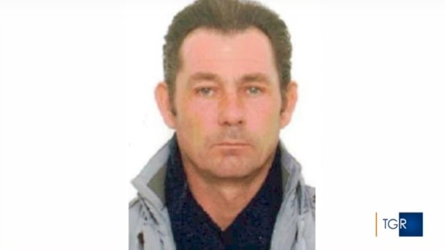 chilhavistorai3's tweet photo. Ancora ricercato Guglielmo Ruisi, fuggito dopo la sparatoria a #Valguarnera (#Enna). Nunzia Arena, 86 anni, è deceduta dopo essere stata travolta dall'auto di Salvatore Roberto Scammacca, senza controllo dopo che lui è stato colpito a morte.
#chilhavisto→https://t.co/YAEX0O45CN https://t.co/3uJB4jClgC