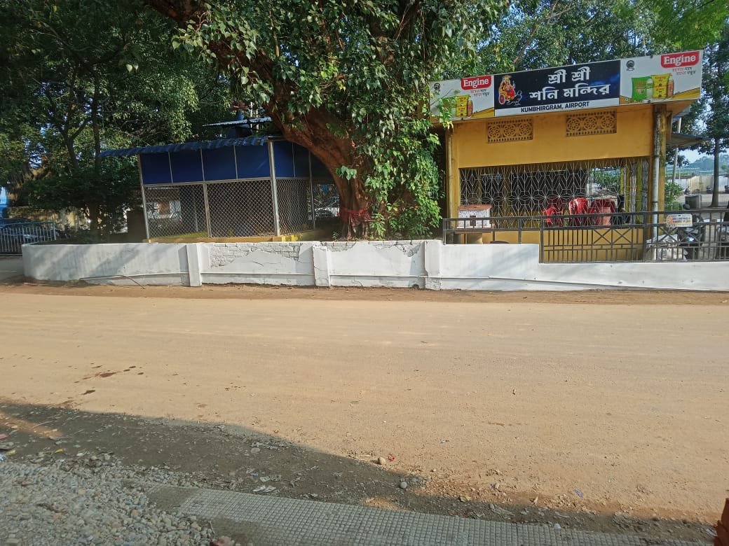 AAIIXSAirport's tweet photo. Towards #SpecialCampaign3.0, #AAI #SilcharAirport on its mission of cleanliness for #SwacchBharat is focusing on keeping its surrounding clean, vibrant and pristine. Here are some before and after pictures of #Cityside paved road. https://t.co/ElIjPZCGKh