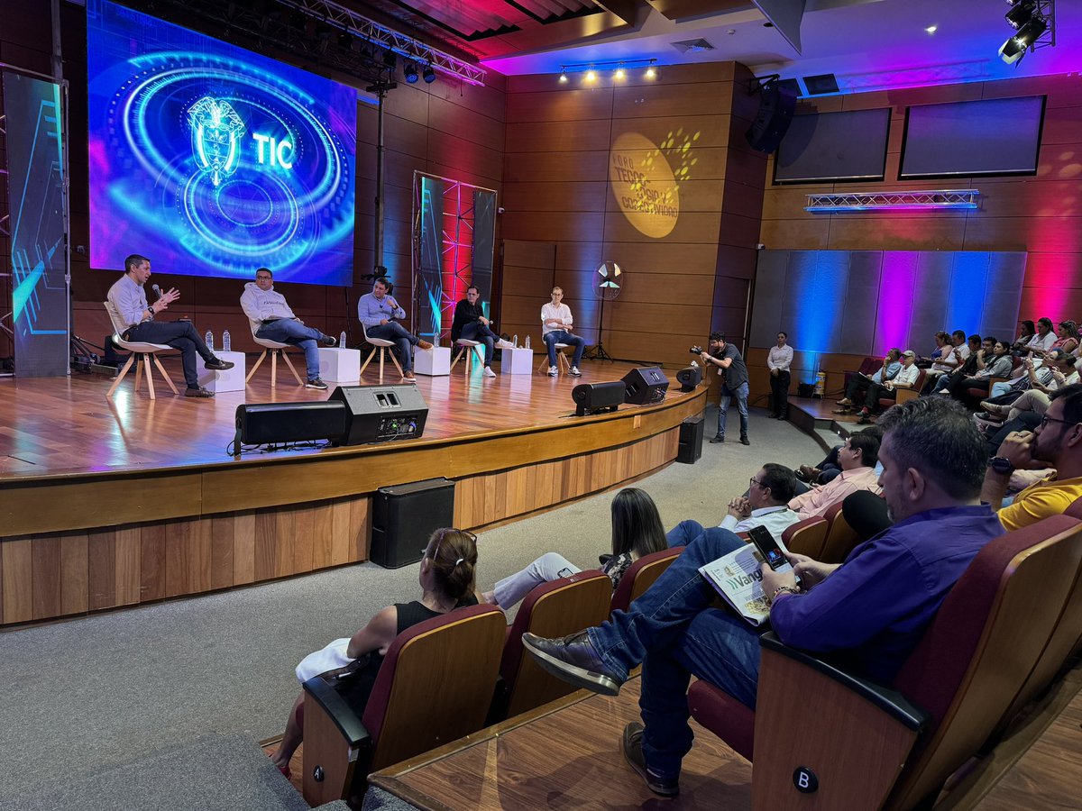 Acompañamos a esta hora el #ForoMinTICBGA organizado por <a href="/vanguardiacom/">Vanguardia</a> y <a href="/Ministerio_TIC/">Ministerio TIC</a> para conversar sobre conectividad y tecnología. 
Interesantes retos para #Santander y #Bucaramanga para los próximos años! 
<a href="/AlcaldiaBGA/">Alcaldía de Bucaramanga</a> <a href="/florezjavier/">Javier Florez</a>