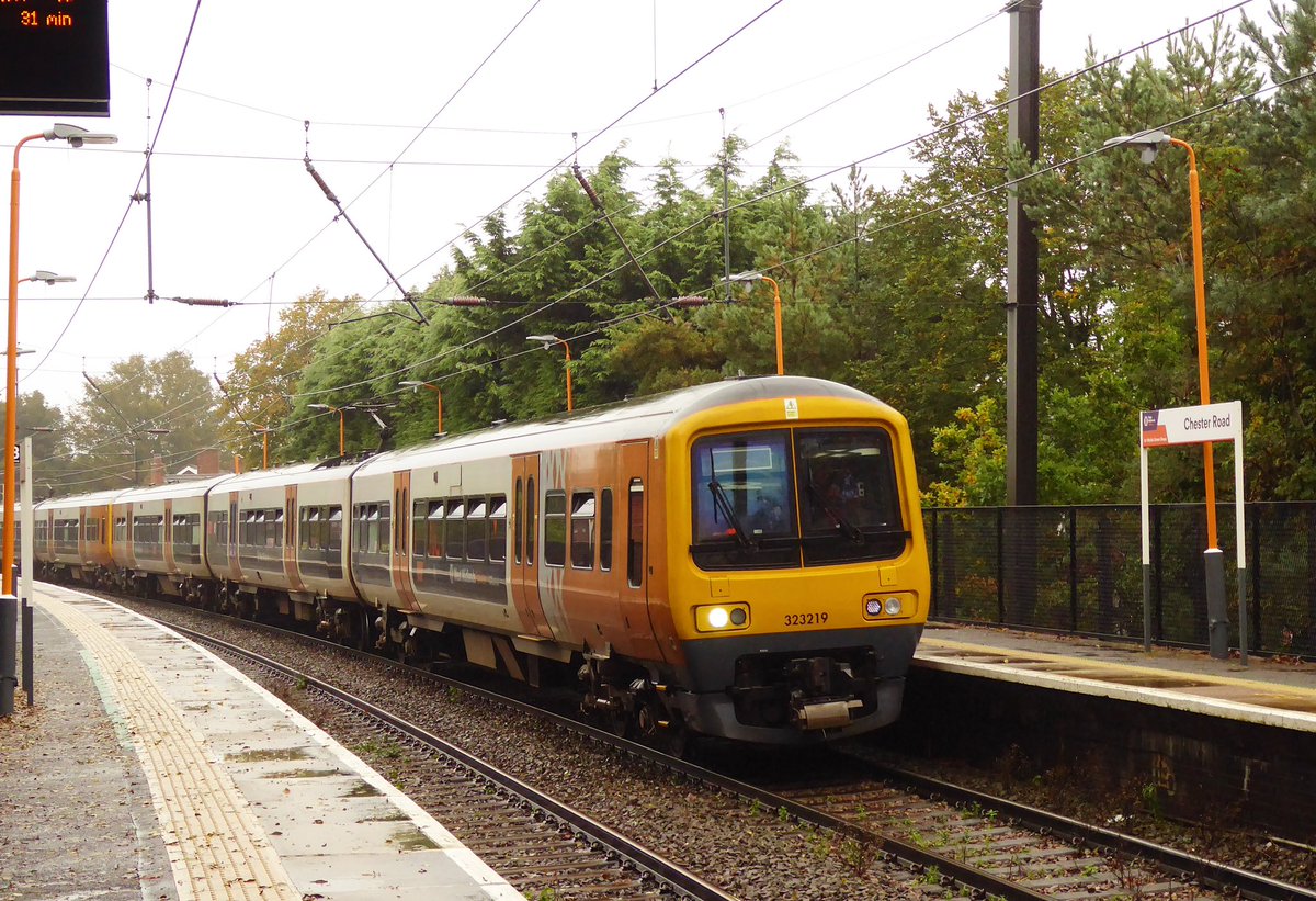 Barberstig's tweet image. An brilliant day on the Cross City Line and the 323 family. 

2P21 BHM-AST 323216
2U22 AST-CRD 323212
2U24 CRD-SUT 323217
2U26 SUT-FOK 323222
2R29 FOK-UNI 323215
2R31 UNI-BRV 323206
2U36 BRV-BHM 323222

#railways @WestMidRailway @HunsletTheBear #class323