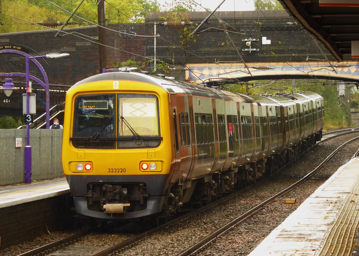 Barberstig's tweet image. An brilliant day on the Cross City Line and the 323 family. 

2P21 BHM-AST 323216
2U22 AST-CRD 323212
2U24 CRD-SUT 323217
2U26 SUT-FOK 323222
2R29 FOK-UNI 323215
2R31 UNI-BRV 323206
2U36 BRV-BHM 323222

#railways @WestMidRailway @HunsletTheBear #class323