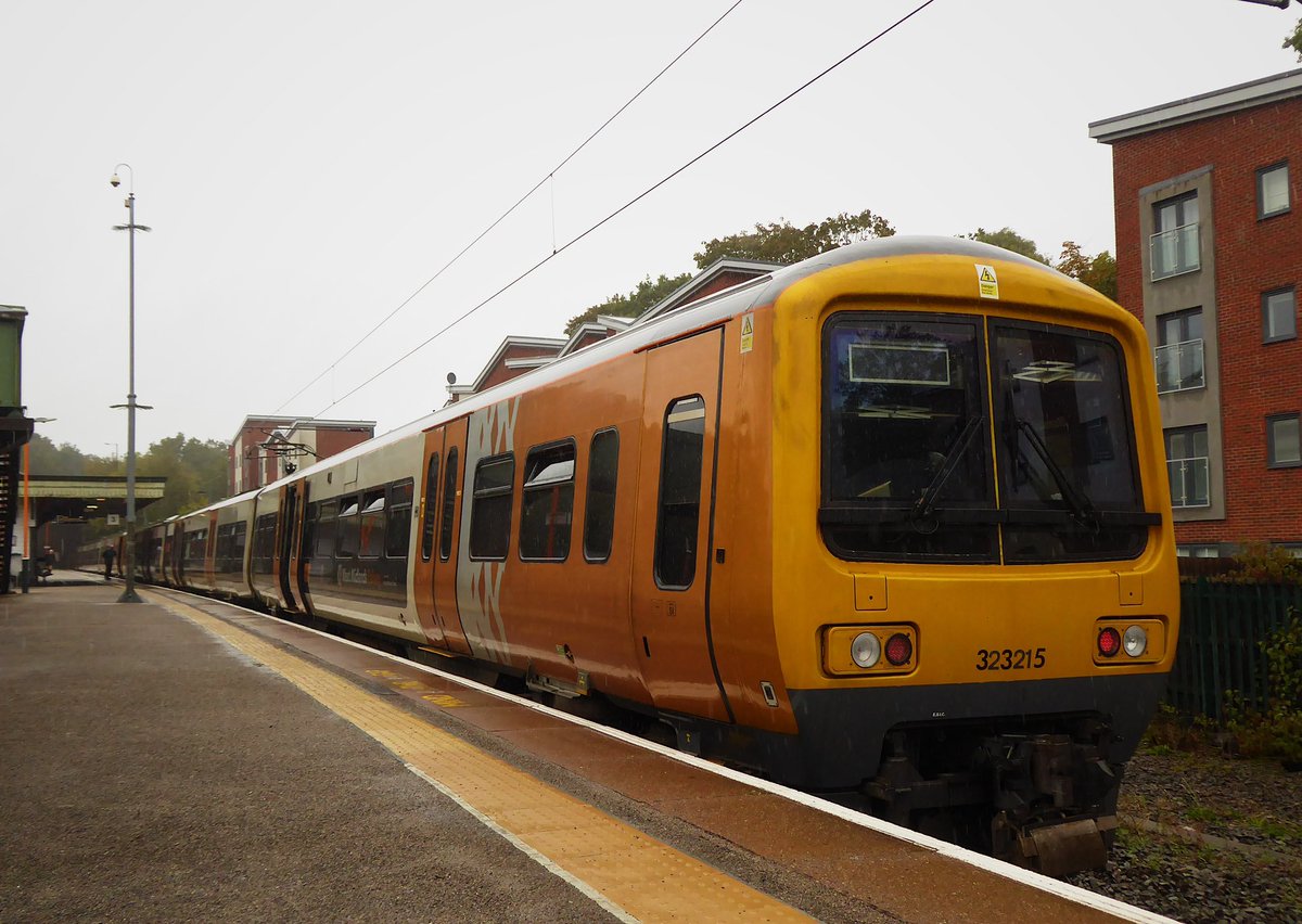 Barberstig's tweet image. An brilliant day on the Cross City Line and the 323 family. 

2P21 BHM-AST 323216
2U22 AST-CRD 323212
2U24 CRD-SUT 323217
2U26 SUT-FOK 323222
2R29 FOK-UNI 323215
2R31 UNI-BRV 323206
2U36 BRV-BHM 323222

#railways @WestMidRailway @HunsletTheBear #class323
