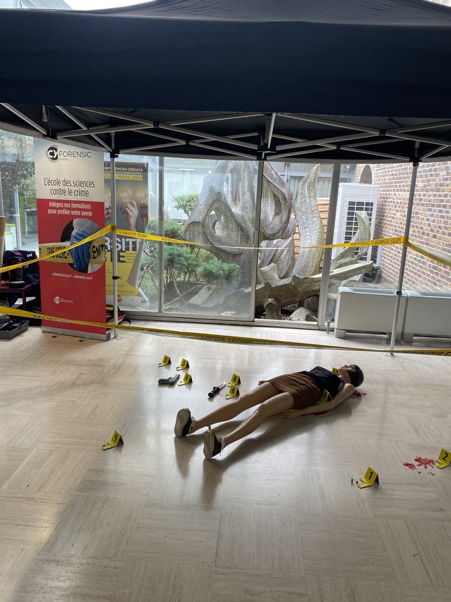 Les3ColCy's tweet photo. 🔴 Fête de la science : nos journalistes se sont mis dans la peau d'enquêteurs de la police scientifique, pour trouver un maximum d'indices sur cette scène de crime 🕵️ https://t.co/UOCohwSM1H