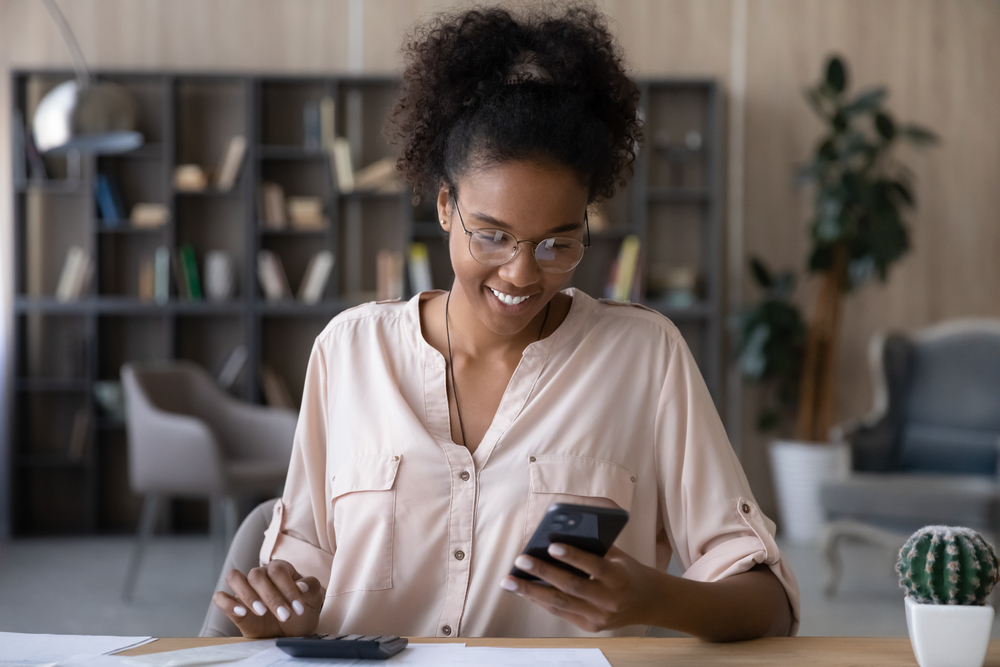 WUStopFraud's tweet photo. Don't be blinded by a bright and shiny offer to make easy money. Beware of a scam where a social media "friend" offers to pay you a small percentage if you transfer money in and out of your account.

#BeFraudSmart and read how a money mule scam plays out: https://t.co/AtaL5OxhWZ https://t.co/ijMUADIBy7