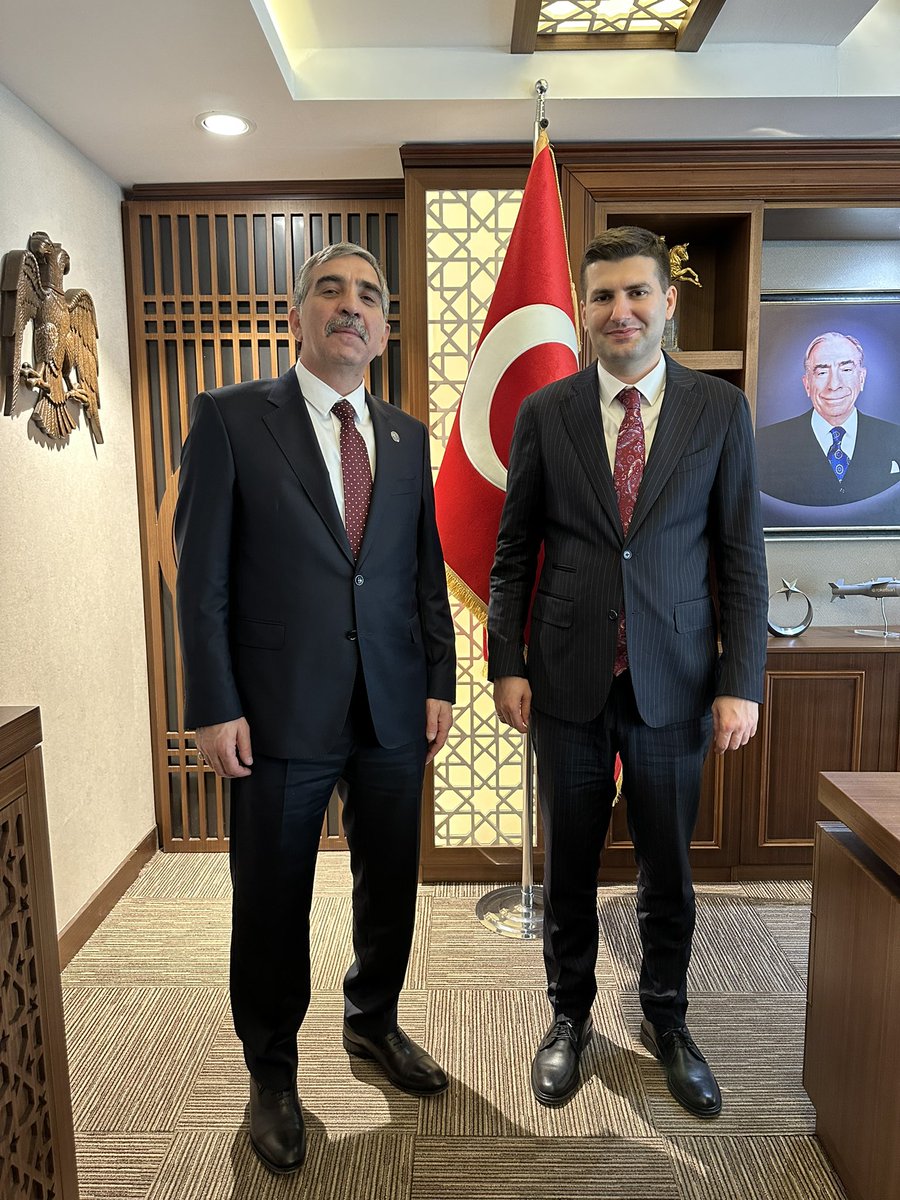 Boyun veririz, ama boyun eğmeyiz.

Hani bir söz vardır ya, bizim rahat edemediğimiz yerde hiç kimse istirahat edemez.

Varsayalım çakal sürüsü kurdu tuzağa düşürdü, fakat kurt tuzaktan nasıl kurtulacağını değil, bedelini nasıl ödeteceğini, bu tuzağın hesabını nasıl soracağını