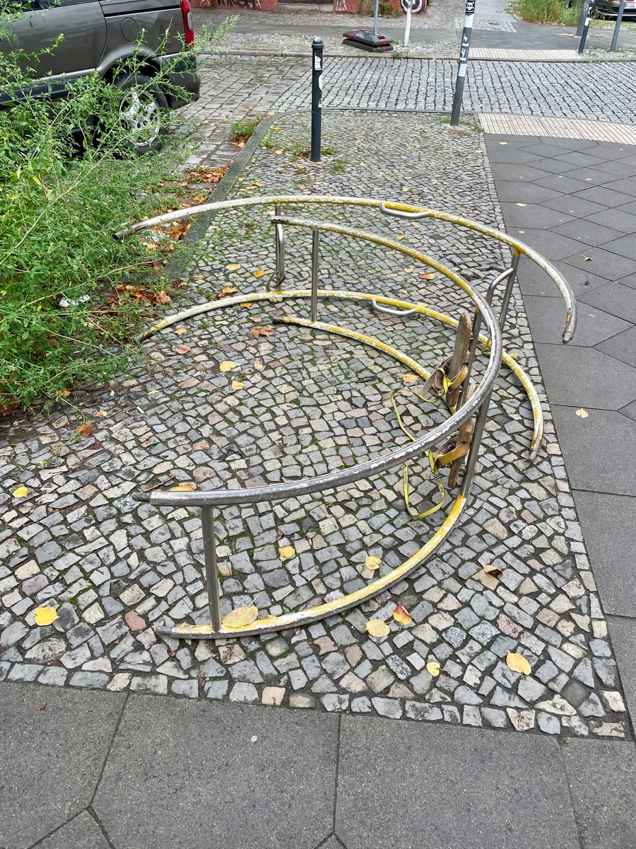 applescripter's tweet photo. Immer mehr Bürger*innen setzen vor dem Hintergrund ständig steigender Mobilitätskosten auf das Rhönrad als Transportmittel. Um auf diesen anhaltenden Trend zu reagieren, müssen Städte &amp; Gemeinden dringend Abstellflächen zur Verfügung stellen. Sonst droht Chaos auf den Gehwegen! https://t.co/5PLATneBvT