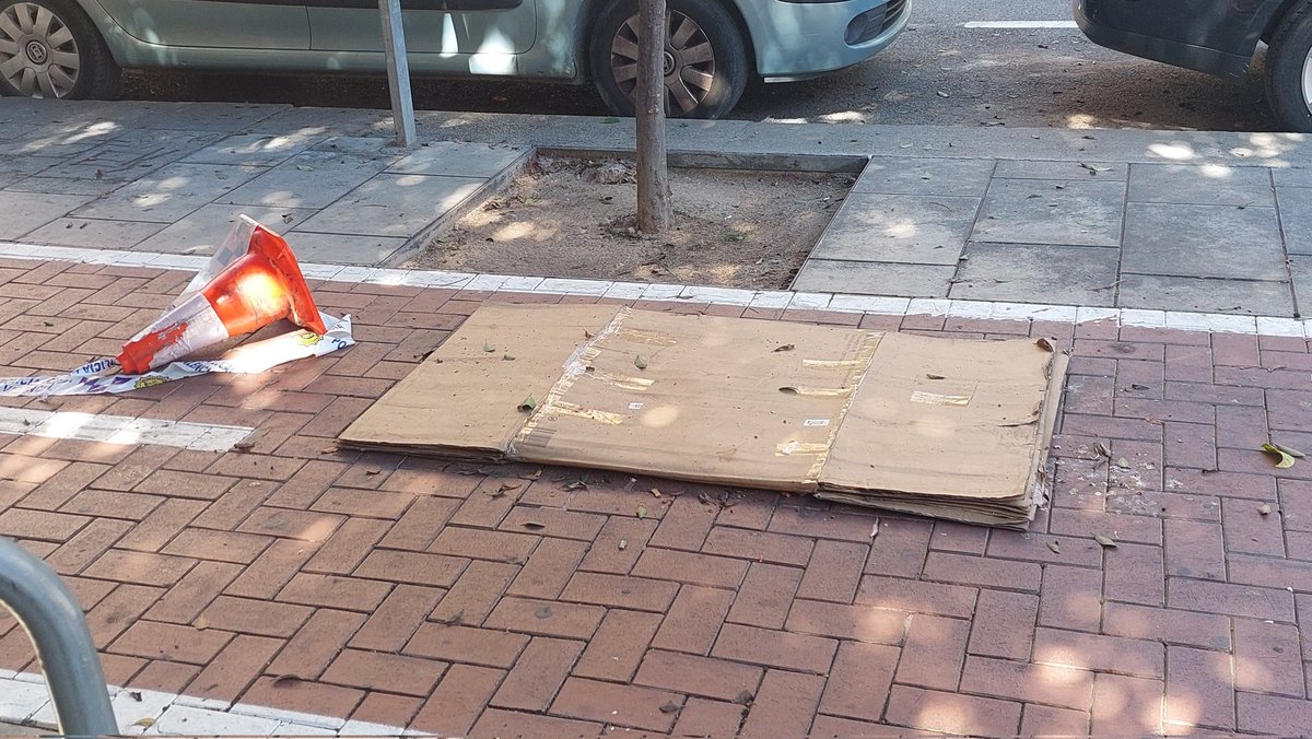 sergicampillo_'s tweet photo. Fa 8 dies vaig comunicar per l'AppValència que esta trapa estava trencada en mig del carril bici. L'únic que ha fet l'@AjuntamentVLC és posar un tros de fusta i un cono de la policia, que hui estava tombat. La desídia municipal és MÀXIMA. Esta era la #València cuidada de Catalá? https://t.co/VtV2743Ju9