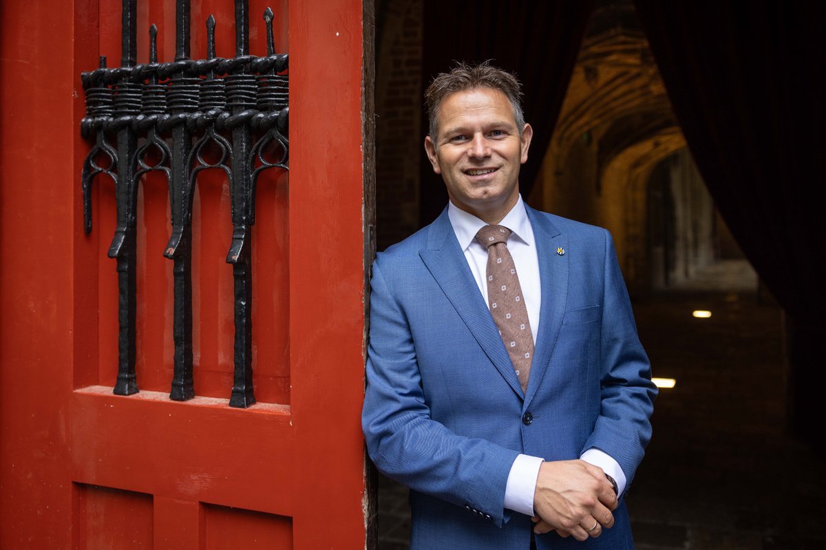 provzeeland's tweet photo. Hoe staat de Zeeuwse economie ervoor? 📊 Deze week is de vijfde editie van het Zeeuws Economisch Bericht gepubliceerd. 

Gedeputeerde @JoAnnesdeBat vertelt in het voorwoord over de netcongestie en de stappen die hiervoor worden gezet.

➡️ https://t.co/SJQey4PA73 https://t.co/4S9Hbobl1A