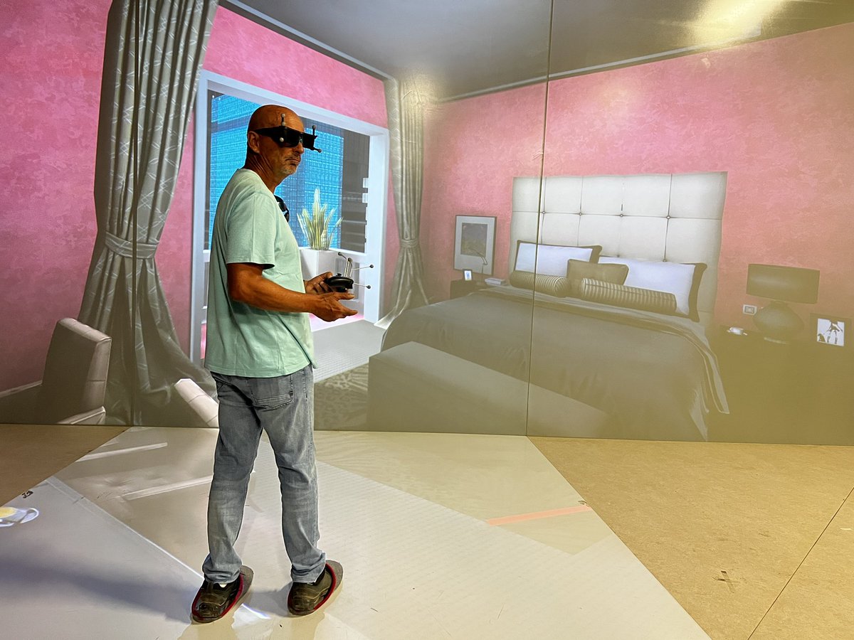 CNRS_dr12's tweet photo. Plongée dans la #RéalitéVirtuelle ou course aérienne en #gravité martienne 👨‍🚀, l’insolite a été au RDV pour nos visiteurs. #CNRSinsolite #FDS2023. https://t.co/4aCpbZSRqV
