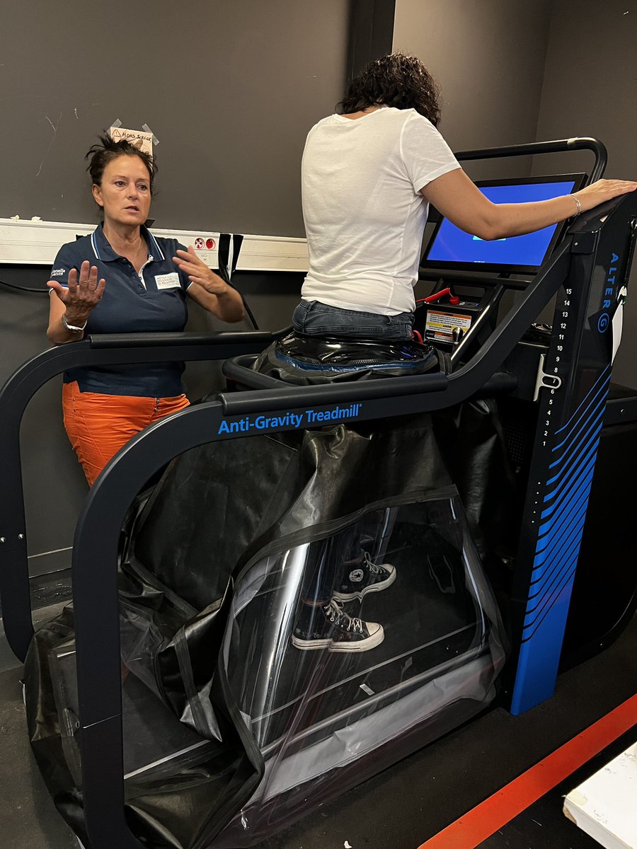 CNRS_dr12's tweet photo. Plongée dans la #RéalitéVirtuelle ou course aérienne en #gravité martienne 👨‍🚀, l’insolite a été au RDV pour nos visiteurs. #CNRSinsolite #FDS2023. https://t.co/4aCpbZSRqV