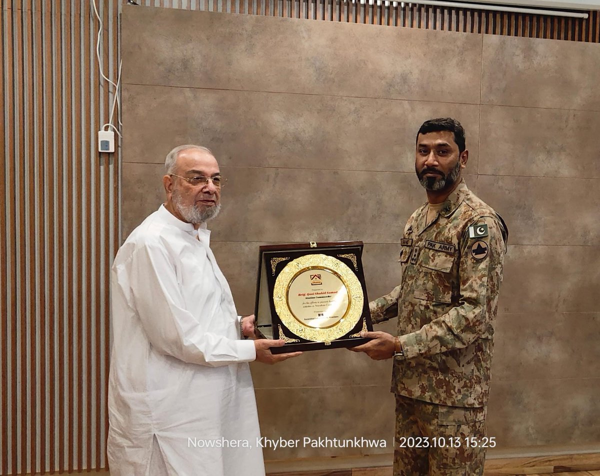 ShamaOil's tweet photo. Senior Executive Director Mr Fazle e Wadud Khan gave souvenir to Station Commander Nowshera , Brig Qazi Shahid Samad on his visit to Associated Industries Limited. https://t.co/Xz9Yd1lbTh