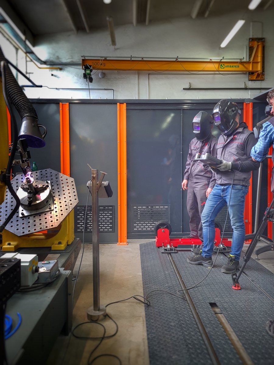 Sraml_machinery's tweet image. 🎥 Sraml&apos;s in the spotlight, and who&apos;s stealing the show? Not just our stellar team, but our robot who&apos;s convinced it&apos;s the next big Hollywood star!🤖 Might need an agent soon! 📞✨

 #Sraml #ProcessingTechnology #OurTeam #Spotlight #Filming #RobotSuperstar