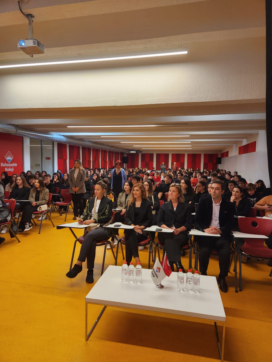 bk_nakkastepe's tweet photo. Okulumuzda, Ata Tohum Projemiz kapsamında öğrencilerimiz Ata tohumuna dair detaylı bir sunum gerçekleştirdi. Genel müdürlük eğitim yöneticilerimizin de desteği ve katılımıyla gerçekleşen etkinlikte seramızda yetişen tohumlardan elde edilen mahsullerimizin de tadımı yapıldı. https://t.co/pns7nvTUj3