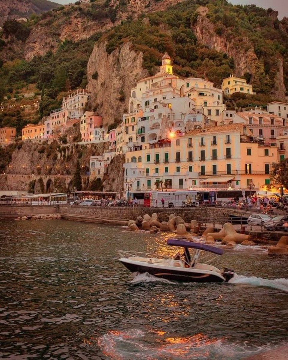 Sunset in the Amalfi Coast, Italy 🇮🇹
