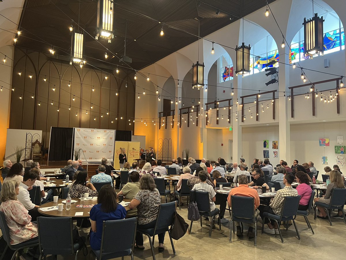 Packed house of neighborhood and community leaders at Cafe con Tampa to discuss Tampa's future with Melissa Dickens and Stephen Benson.