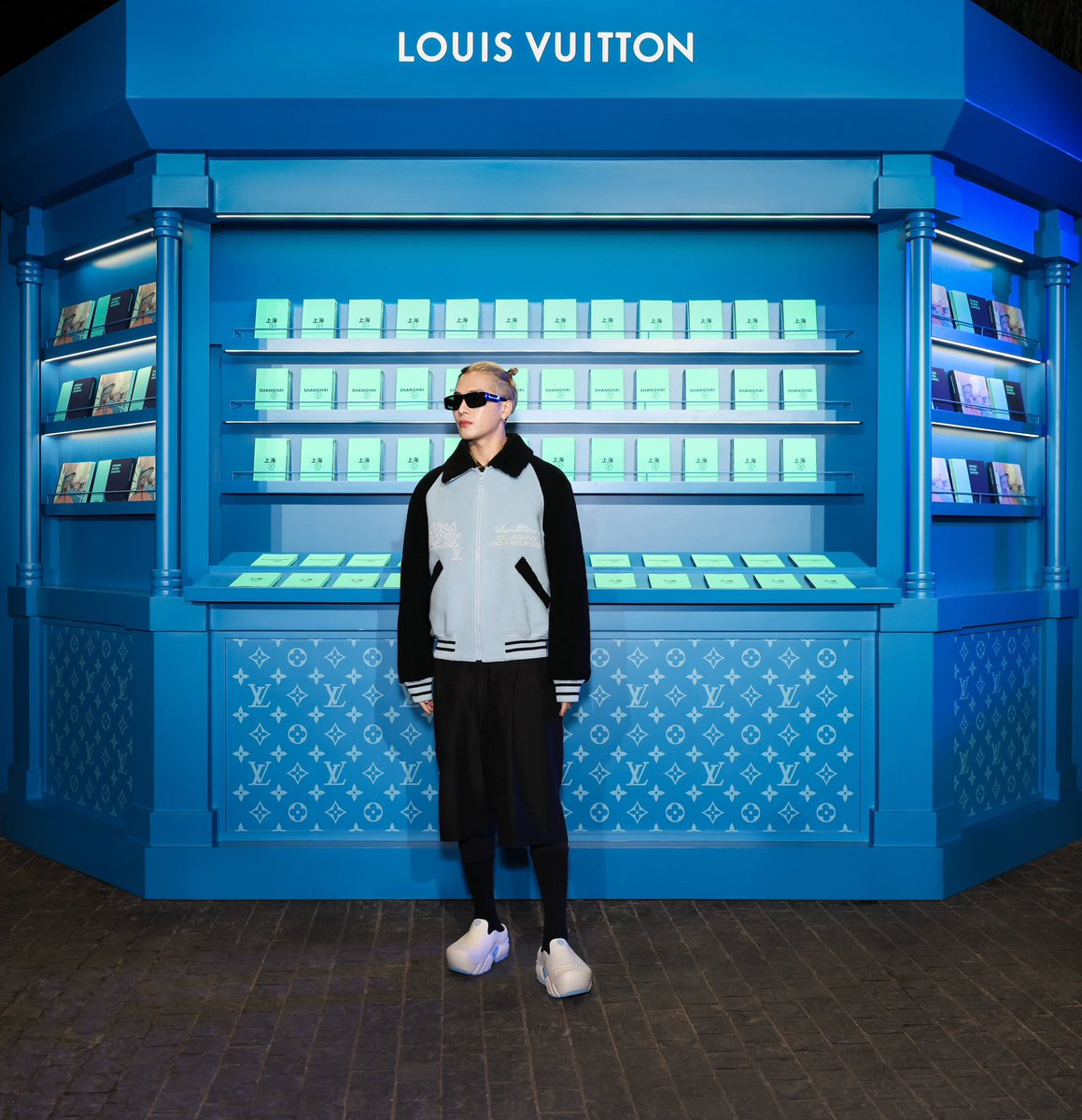 JacksonWang852's tweet photo. Traveling in Shanghai with @LouisVuitton

🐶 https://t.co/AuDczs7hp0