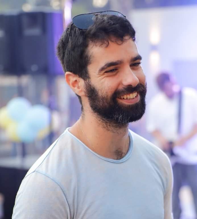 Shauli's tweet photo. הבחור היפה הזה הוא סרן שגיא גולן שנפל בקרב על בארי. 

שגיא היה מפקד צוות לוחמים ביחידת הלוחמה בטרור, ביום שבת הוא יצא עם הצוות שלו לבארי עוד לפני שקיבל קריאה כדי להציל יהודים ולחלץ משפחות נצורות. 

בשבוע הבא היה אמור להנשא לבחיר ליבו - נישואים שאינם מוכרים ע"י מדינת ישראל. 

אתם מבינים? שגיא יצא להלחם על המדינה שלו, בידיעה שהוא עלול להקריב את חייו כדי להציל אנשים שהוא לא מכיר, בזמן שבקואליציה יש מי שכינו אותו "גרוע מחמאס וחיזבאללה", יש שרים שראו בו ובבן זוגו "סכנה לציביון היהודי של המדינה". 

אחרי שננצח במלחמה הארורה הזאת, ואחרי שנעיף את כל האחראיים למחדל הזה, נדאג להעביר חוק שיכיר בנישואים של כולם. כולל להט"ב. 

אנחנו נעביר את החוק הזה לזכרו. חוק שינציח את גבורתו. 

אם שגיא היה מספיק טוב למות למען המדינה הזאת הוא היה מספיק טוב כדי שהוא יוכל להתחתן במדינה הזאת. 

מה שהיה לא יהיה.